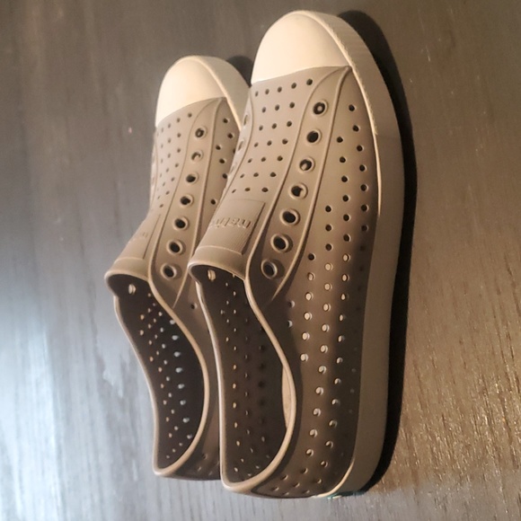 Native Jefferson slip ons Women's size 9, Men's Size 7 - Picture 2 of 5
